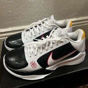 KOBE V PROTRO WHITE/WHITE-BLACK-COMET RED